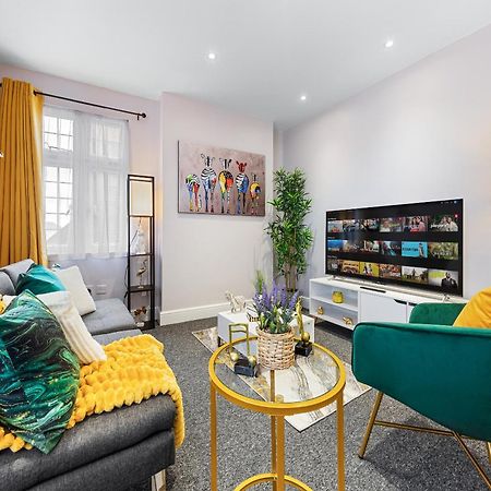 Elegant 2Br London Hideaway- King Bed, Sleeps 6 - Parking- Instant Book- 20 Percent Off Limited Time! 巴尔内特 外观 照片