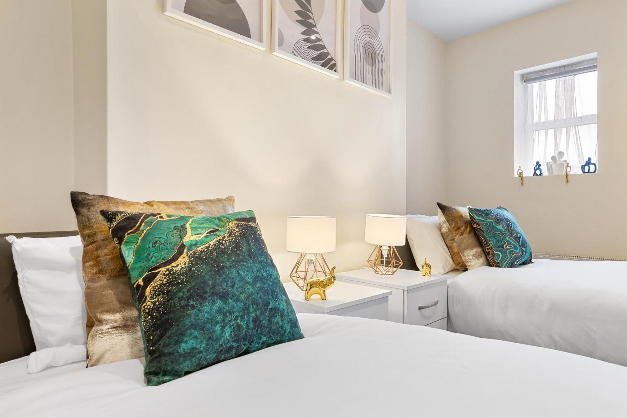 Elegant 2Br London Hideaway- King Bed, Sleeps 6 - Parking- Instant Book- 20 Percent Off Limited Time! 巴尔内特 外观 照片