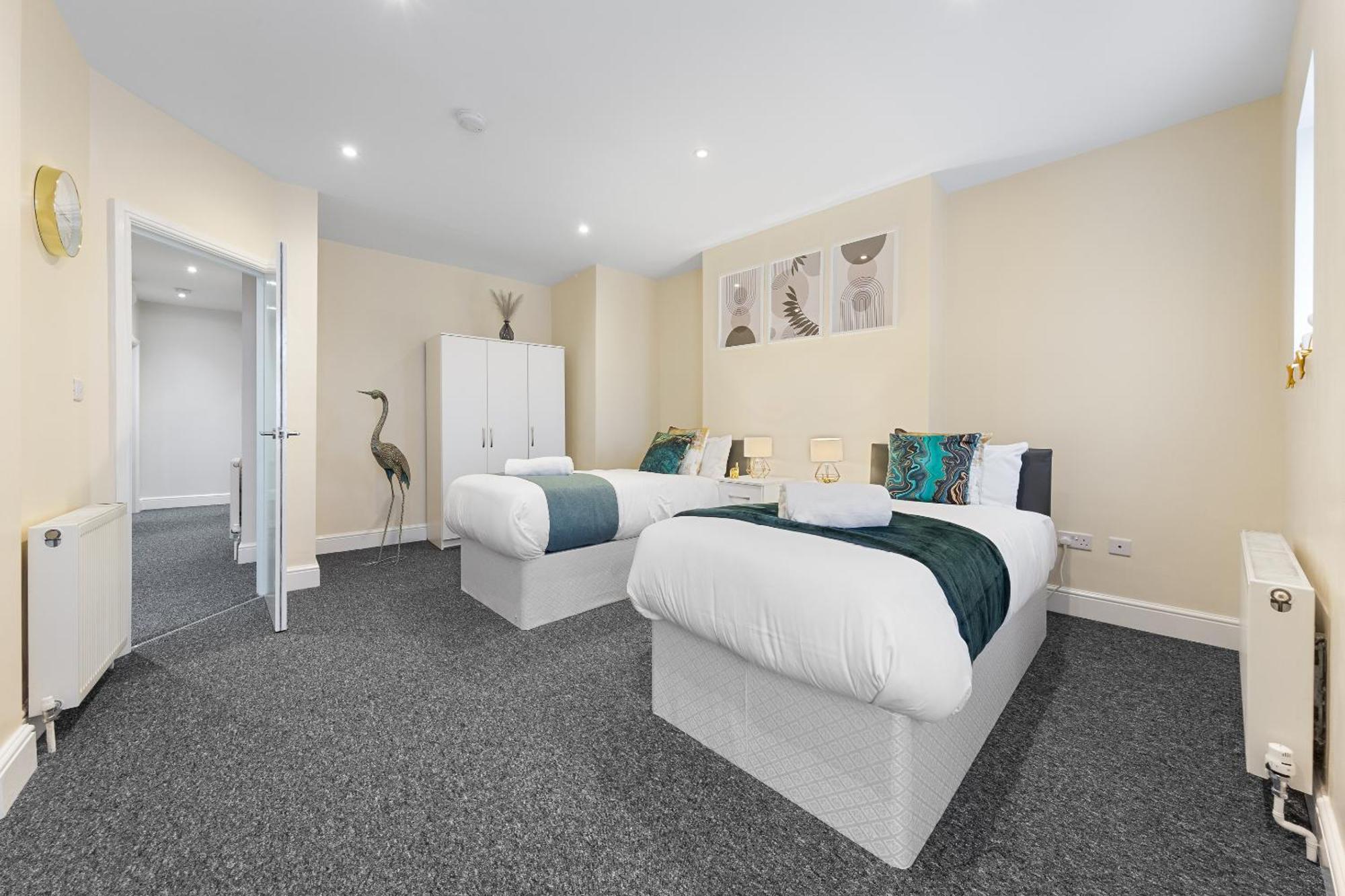 Elegant 2Br London Hideaway- King Bed, Sleeps 6 - Parking- Instant Book- 20 Percent Off Limited Time! 巴尔内特 外观 照片