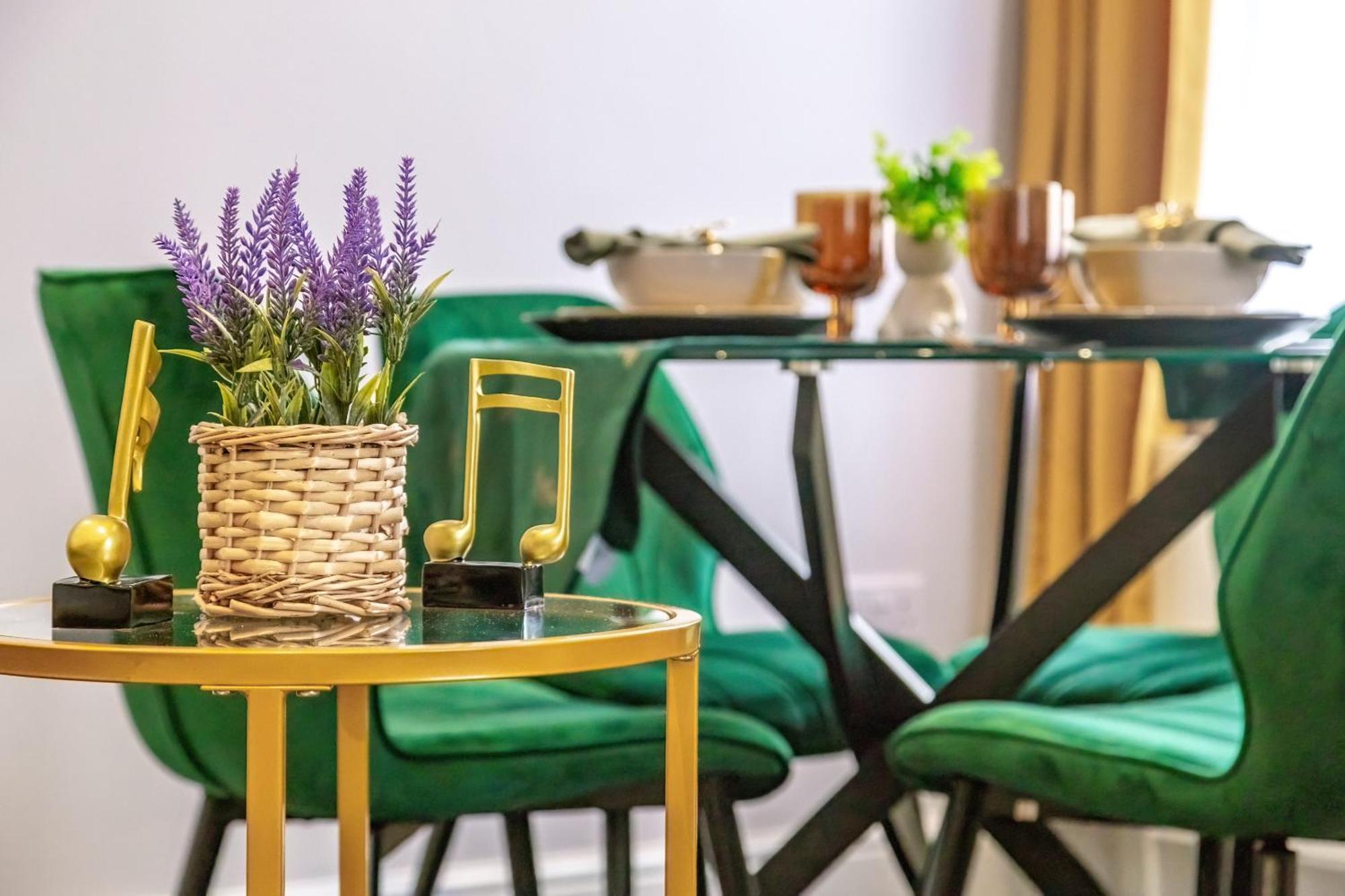 Elegant 2Br London Hideaway- King Bed, Sleeps 6 - Parking- Instant Book- 20 Percent Off Limited Time! 巴尔内特 外观 照片