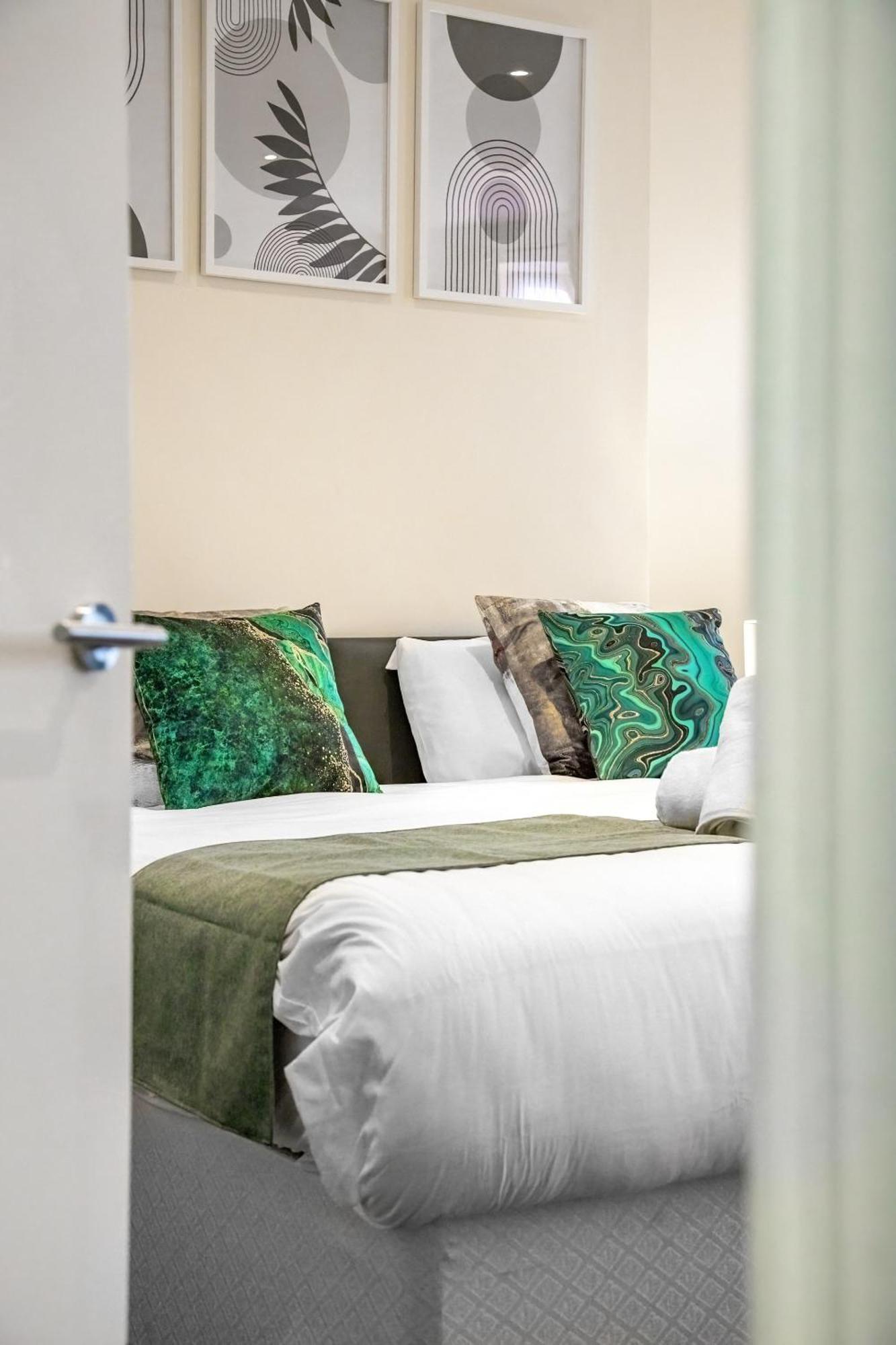 Elegant 2Br London Hideaway- King Bed, Sleeps 6 - Parking- Instant Book- 20 Percent Off Limited Time! 巴尔内特 外观 照片