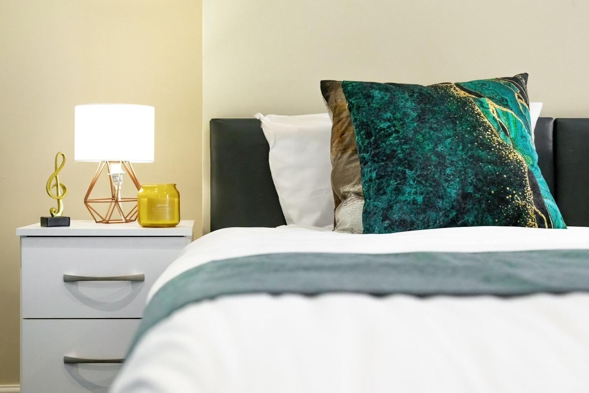 Elegant 2Br London Hideaway- King Bed, Sleeps 6 - Parking- Instant Book- 20 Percent Off Limited Time! 巴尔内特 外观 照片