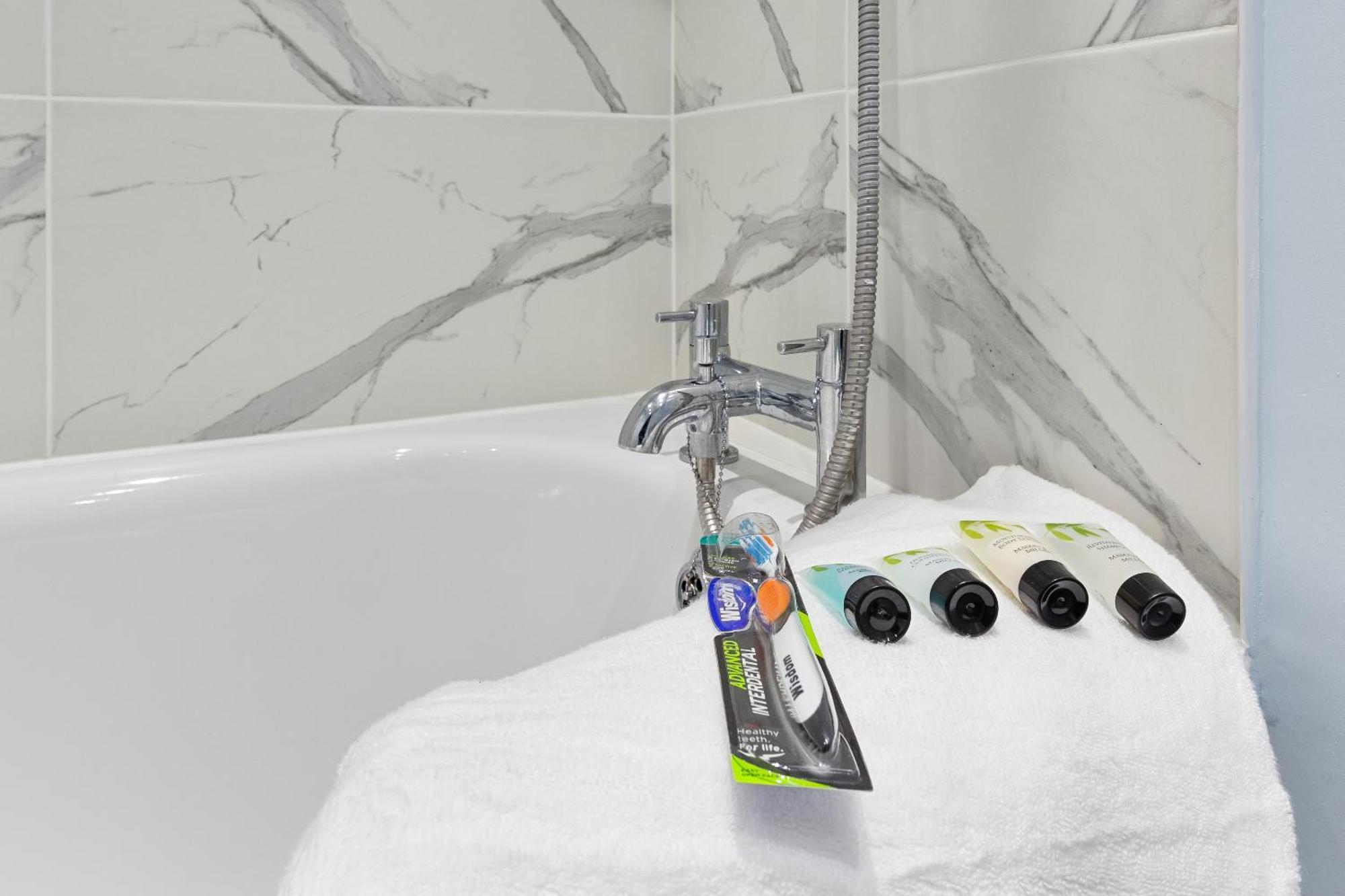 Elegant 2Br London Hideaway- King Bed, Sleeps 6 - Parking- Instant Book- 20 Percent Off Limited Time! 巴尔内特 外观 照片
