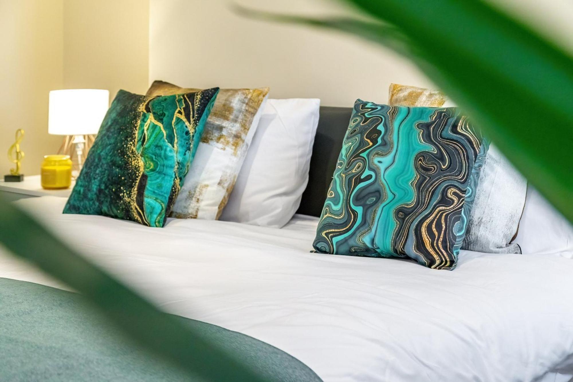 Elegant 2Br London Hideaway- King Bed, Sleeps 6 - Parking- Instant Book- 20 Percent Off Limited Time! 巴尔内特 外观 照片