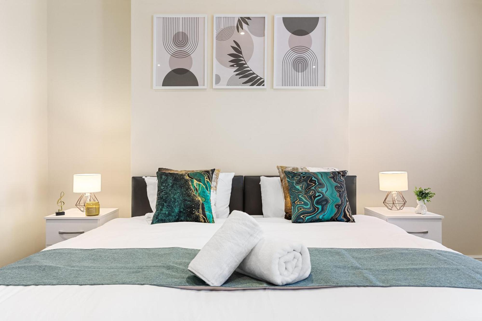Elegant 2Br London Hideaway- King Bed, Sleeps 6 - Parking- Instant Book- 20 Percent Off Limited Time! 巴尔内特 外观 照片