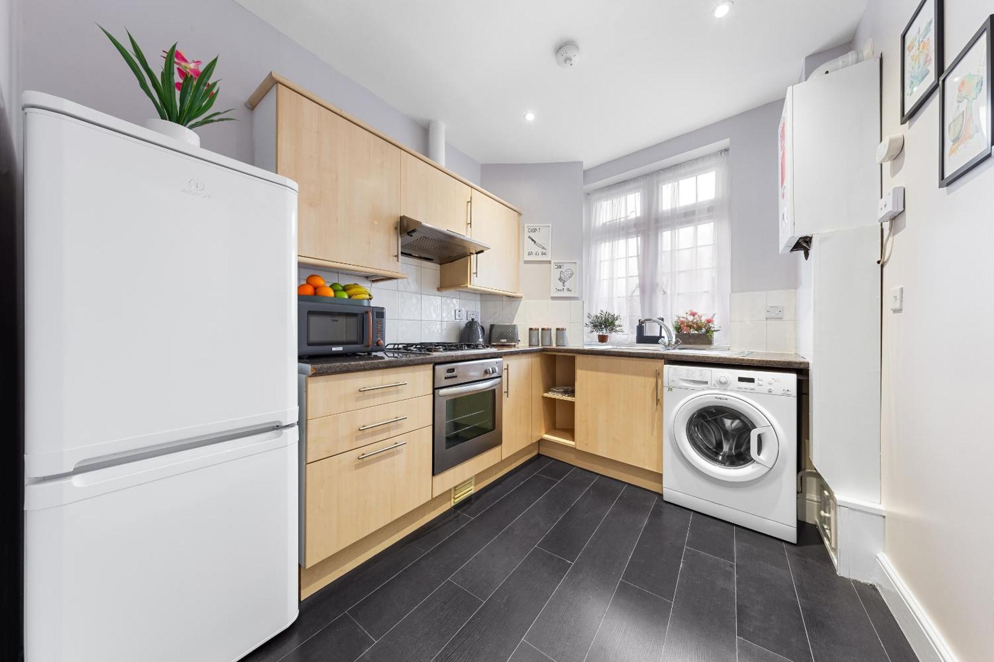 Elegant 2Br London Hideaway- King Bed, Sleeps 6 - Parking- Instant Book- 20 Percent Off Limited Time! 巴尔内特 外观 照片