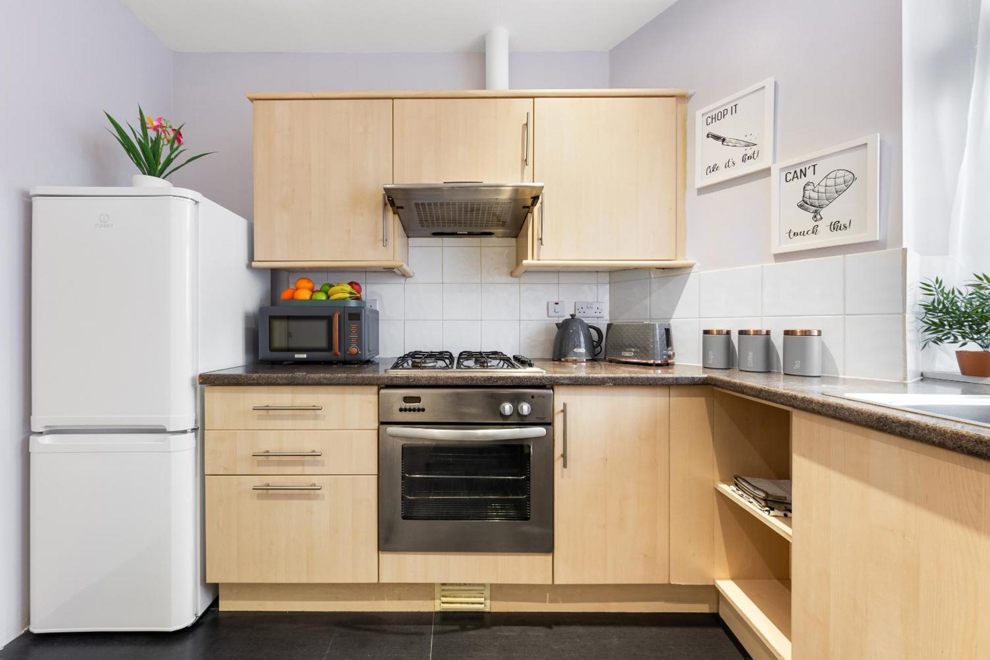 Elegant 2Br London Hideaway- King Bed, Sleeps 6 - Parking- Instant Book- 20 Percent Off Limited Time! 巴尔内特 外观 照片
