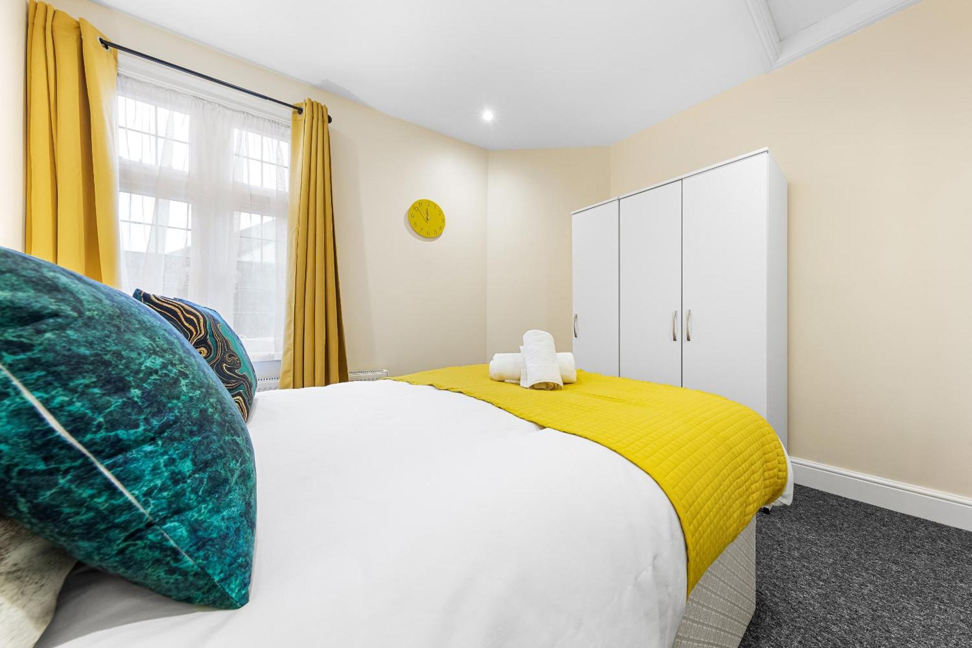 Elegant 2Br London Hideaway- King Bed, Sleeps 6 - Parking- Instant Book- 20 Percent Off Limited Time! 巴尔内特 外观 照片