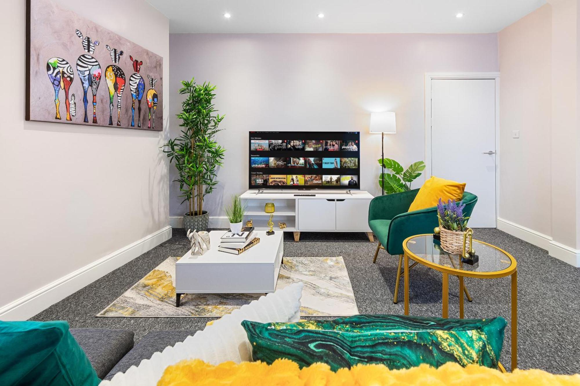 Elegant 2Br London Hideaway- King Bed, Sleeps 6 - Parking- Instant Book- 20 Percent Off Limited Time! 巴尔内特 外观 照片