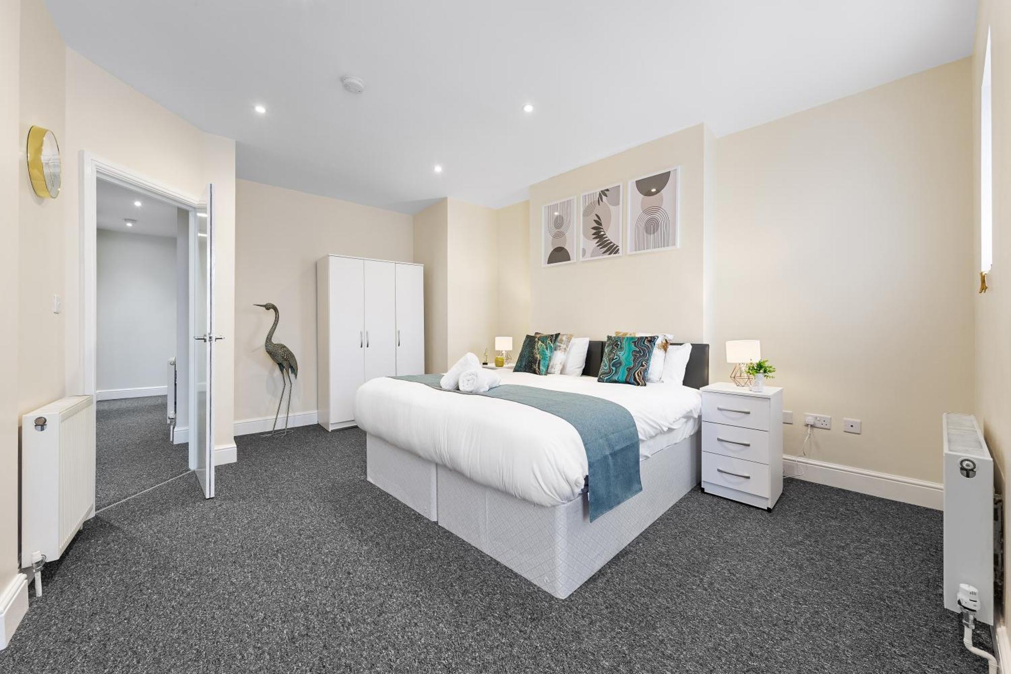 Elegant 2Br London Hideaway- King Bed, Sleeps 6 - Parking- Instant Book- 20 Percent Off Limited Time! 巴尔内特 外观 照片